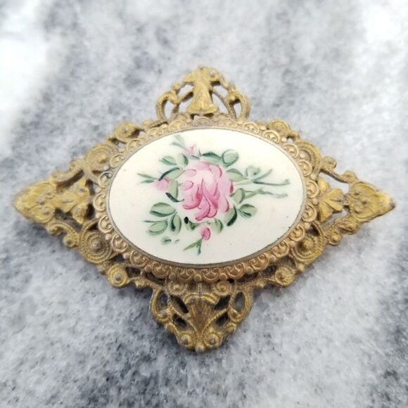 Vintage Flower Filigree Frame Brooch,  Victorian Style, Unsigned Estate - Picture 1 of 6